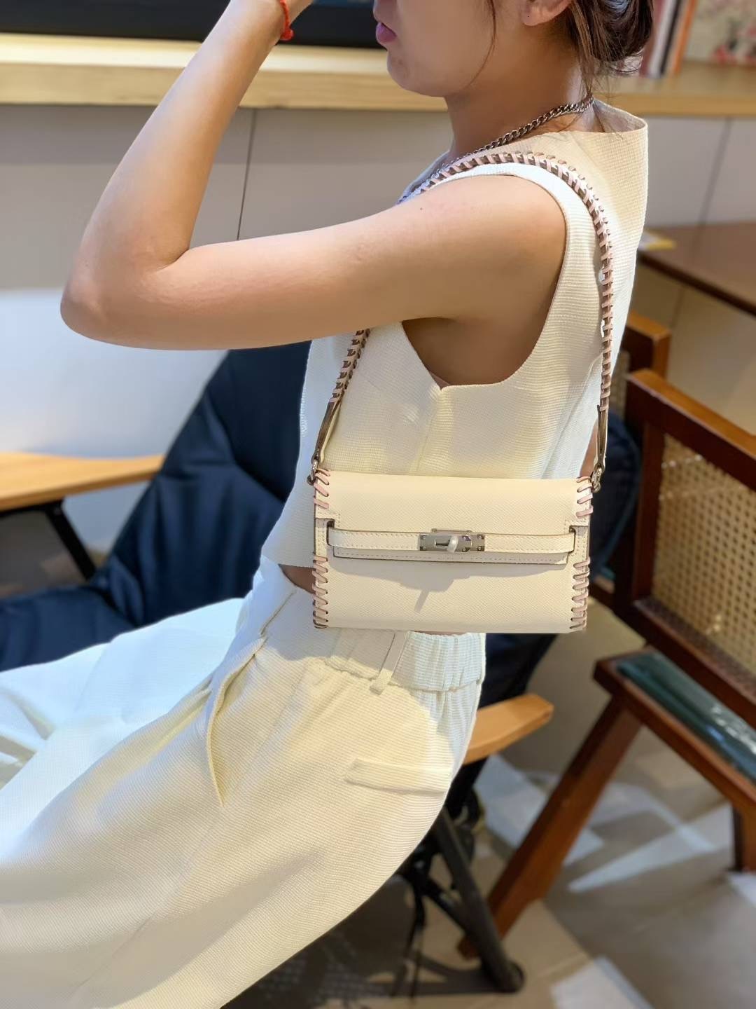 Free shipping designer bag 2025 High End Hand Woven Bag For Women New Lock Buckle Fashion Wide Shoulder Strap Underarm Single Shoulder Bag Crossbody B