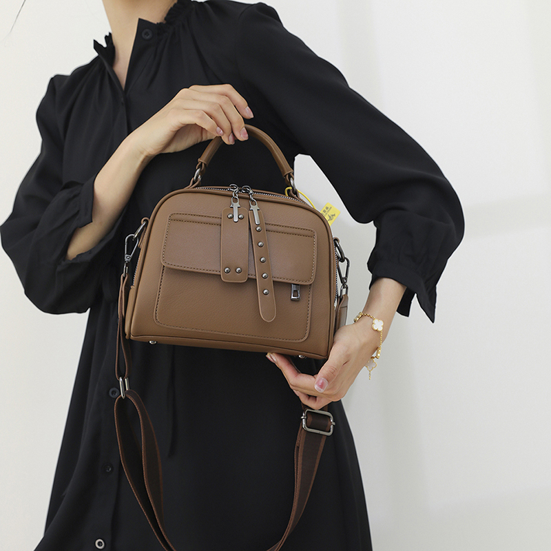 Multi-compartment large-capacity shoulder bag, a casual, versatile and stylish women's bag, a trendy crossbody bag and handbag for ladies.