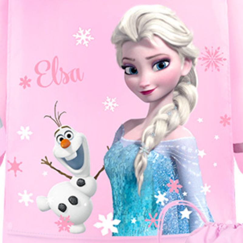 Disney primary school raincoat backpack is designed with a wide brim and reflective strips to ensure safe travel at night The large backpack position 