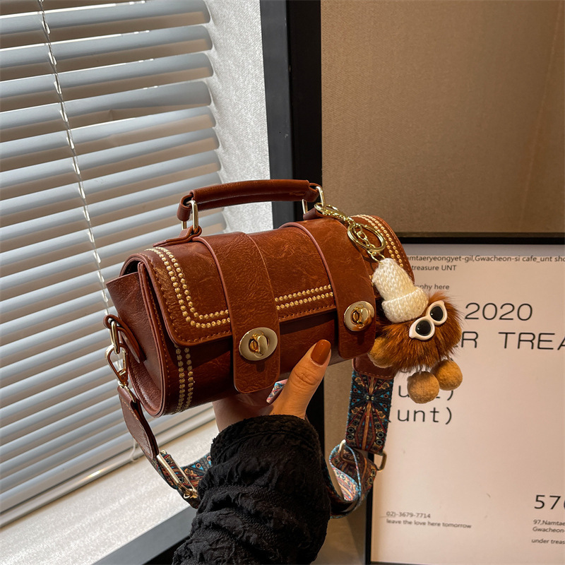 2025 Summer new women's crossbody bag retro style new handbag fashionable shoulder bag new designer bag new cute women's doll pendant women&