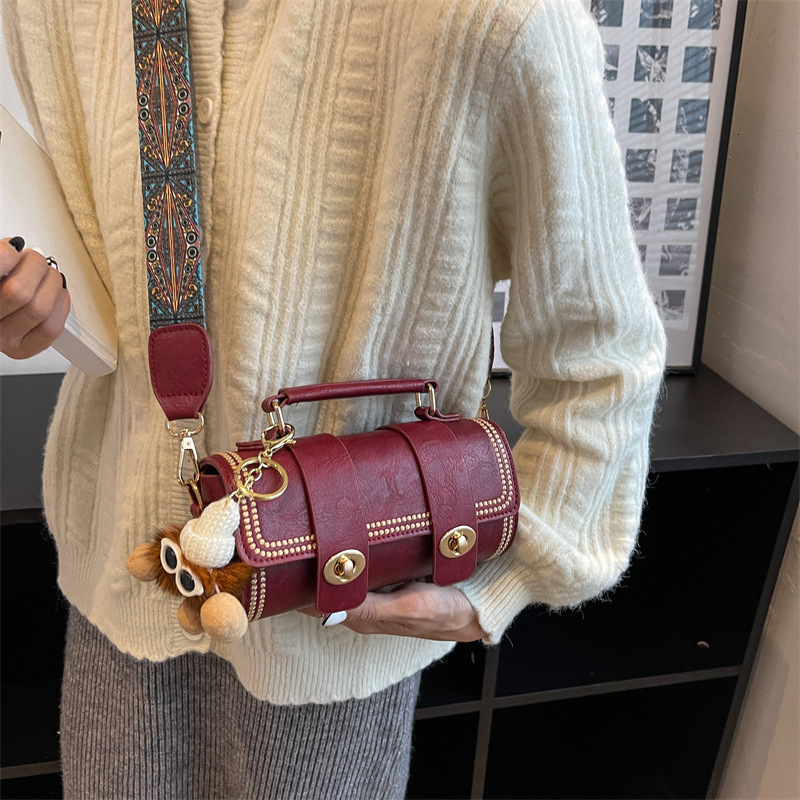 2025 Summer new women's crossbody bag retro style new handbag fashionable shoulder bag new designer bag new cute women's doll pendant women&