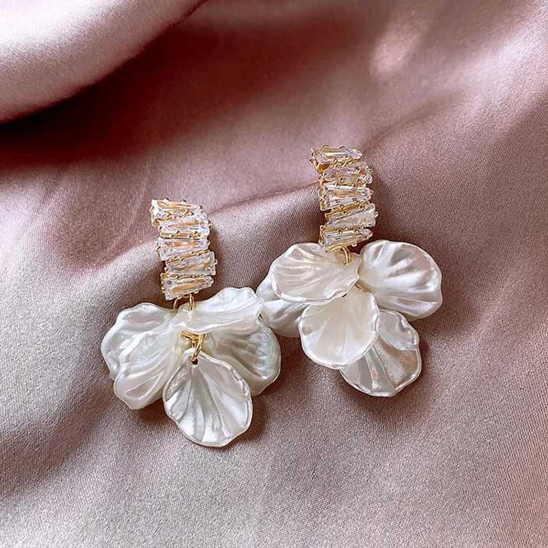 New Summer Zircon Shell Flower Tassel Pendant Stud Earrings for Women Korean Fashion Design Elegant White Earrings Jewelry Gift XJ250722