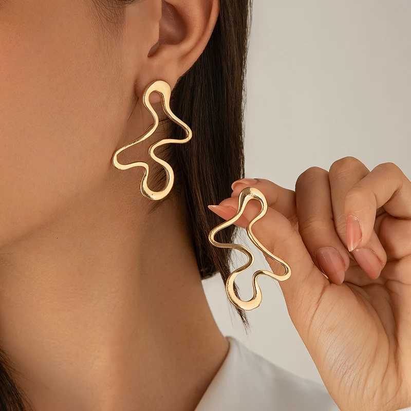 Minimalist Irregular Hollow Geometry Metal Stud Earrings Punk Statement Gold Color Earring Womens Charm Ear Jewelry XJ250722