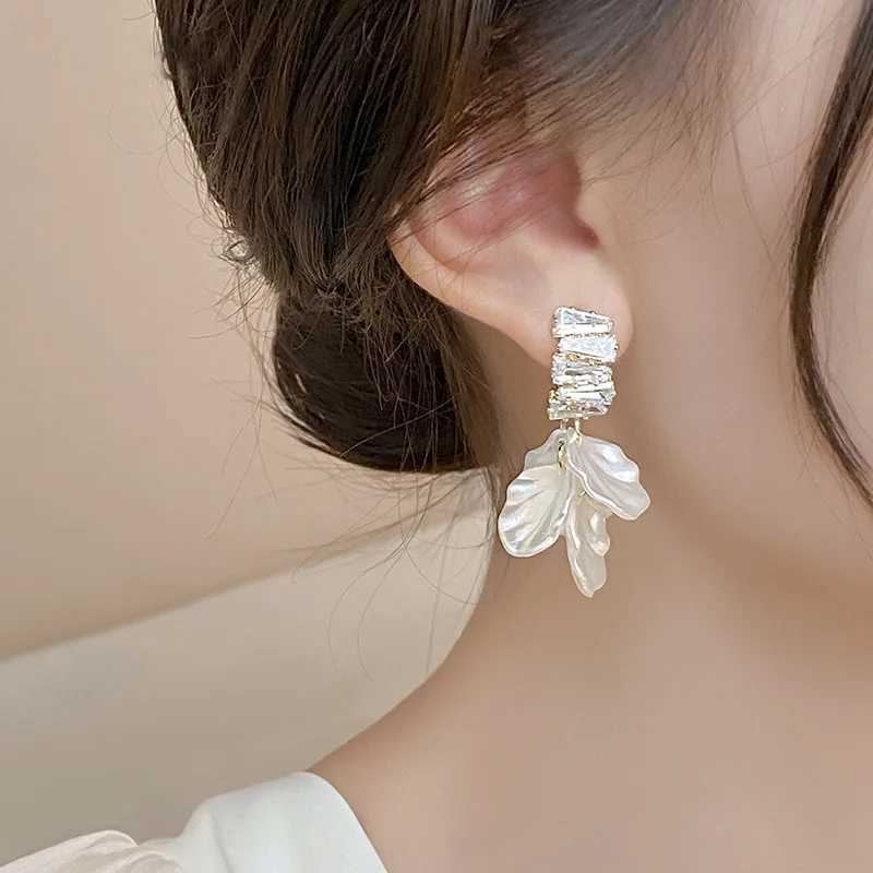 New Summer Zircon Shell Flower Tassel Pendant Stud Earrings for Women Korean Fashion Design Elegant White Earrings Jewelry Gift XJ250722