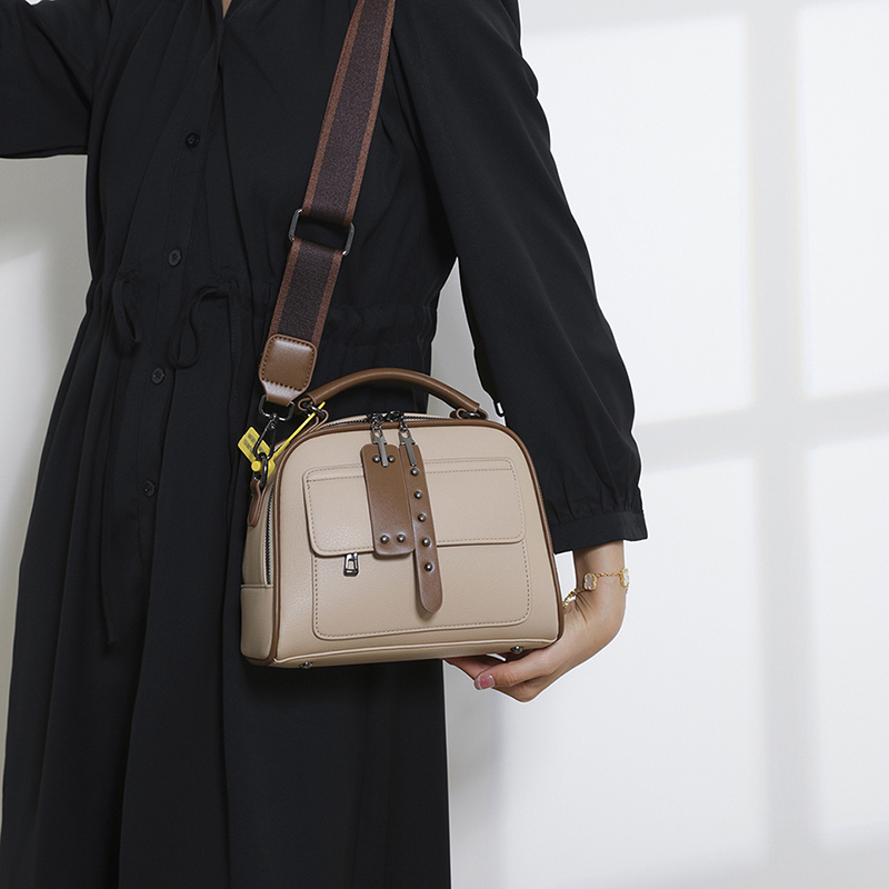 Multi-compartment large-capacity shoulder bag, a casual, versatile and stylish women's bag, a trendy crossbody bag and handbag for ladies.