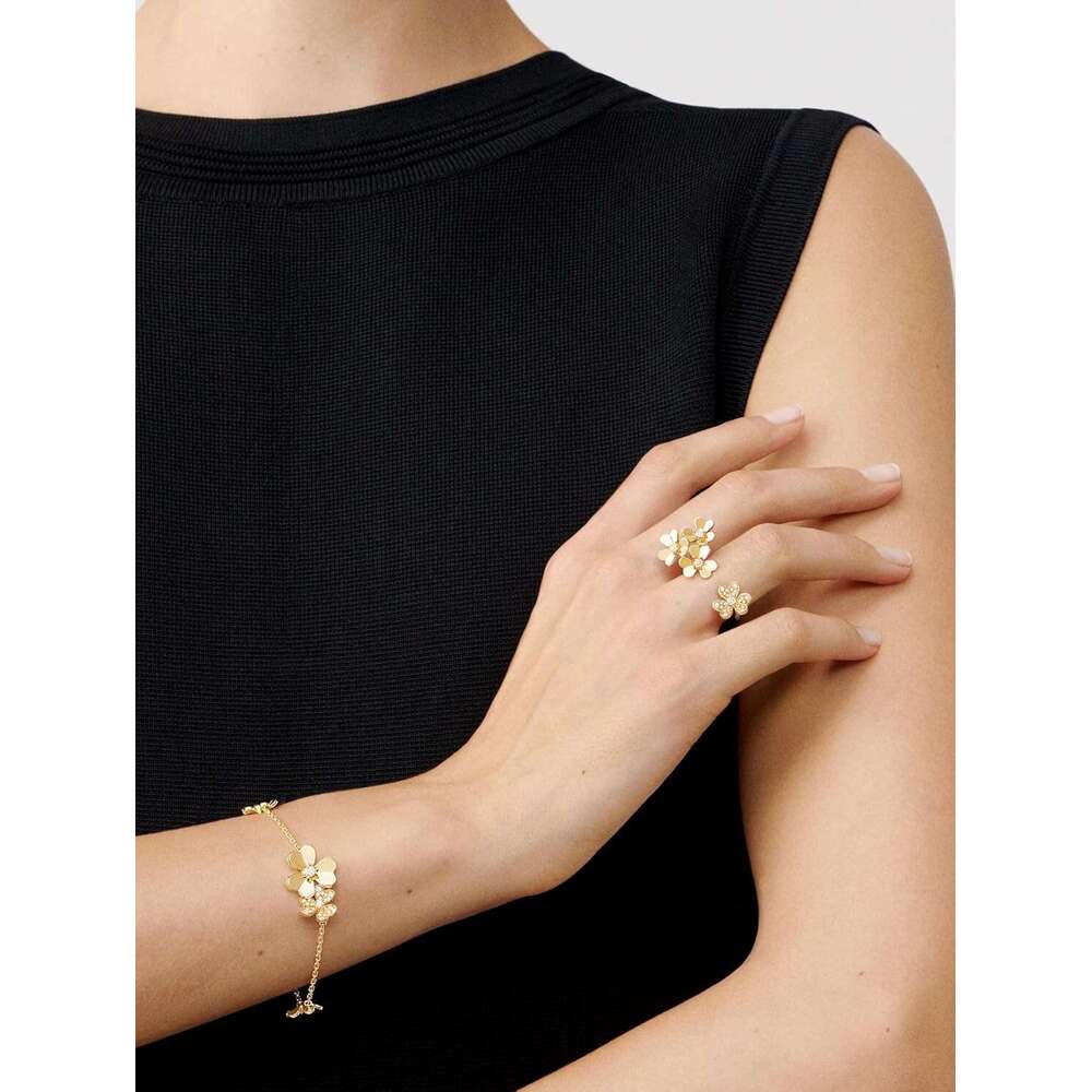 Dazzling Gold Shamrock Minimalist and Versatile Dia Bracelet Women - exquisite Jewelry Gift for Ladies -1