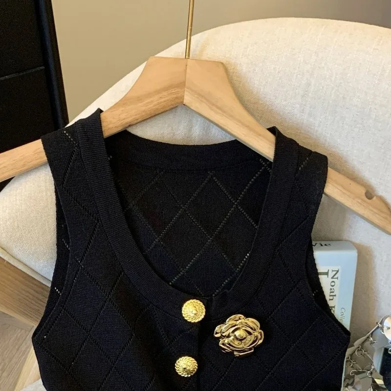 Women Clothes Stylish Vintage Elegant y Chic Hollow Button Knitted Vest Summer V Neck Sleeveless Black White Slim Tank Tops 250718