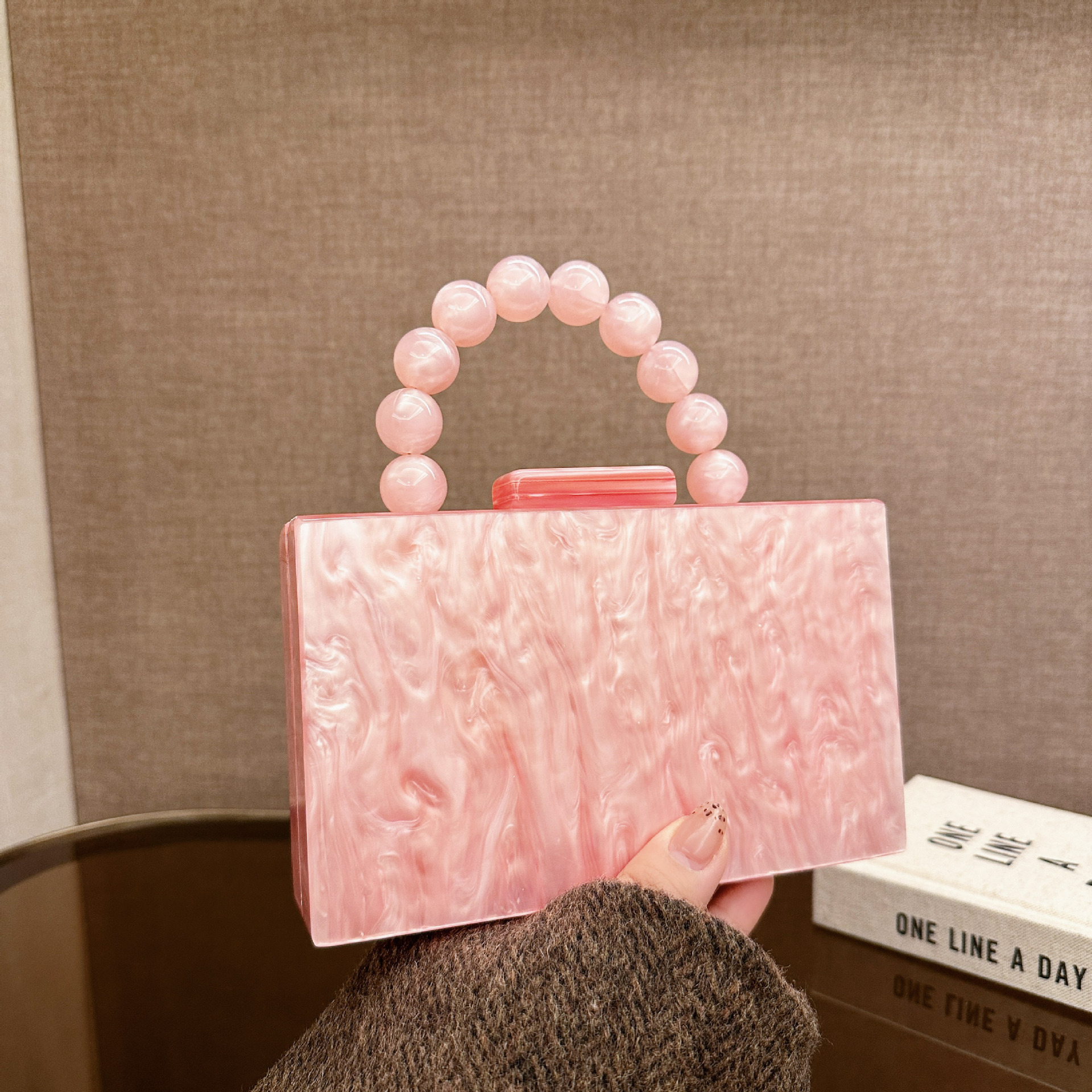 Elegant Acrylic Beaded Handbag with Adjustable Chains for Evenings