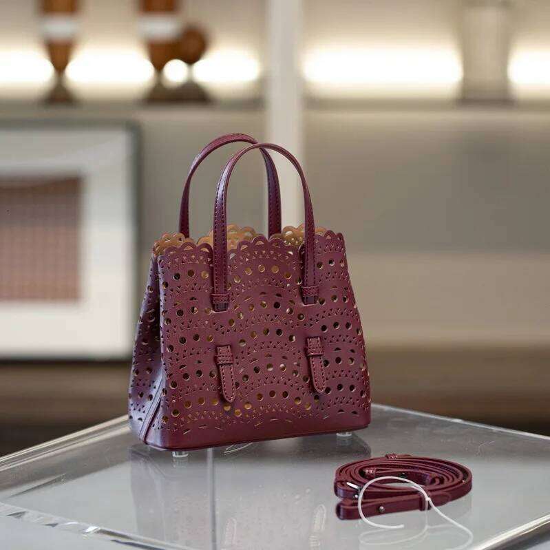 Deisgner LUxury hollow out High-grade Hot Girl Hand-held Tote Female 2025 New Niche Design Retro Versatile Shoulder Bag
