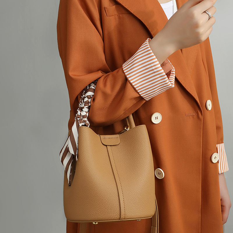 Summer new women's crossbody bag large capacity bucket bag new niche design women's red wedding bag summer new women's shoulder bag new