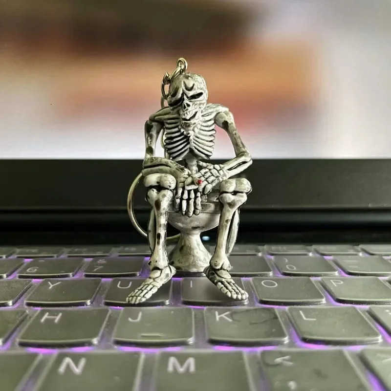 Punk Toilet Ghost Creative Keychain Personalized Skeleton Sitting on Toilet Retro Car Key Pendant Funny Gift Accessories U250723