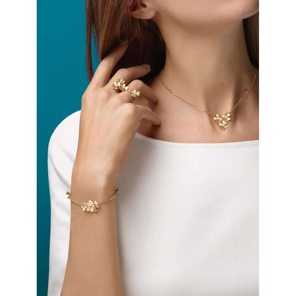 Dazzling Gold Shamrock Minimalist and Versatile Dia Bracelet Women - exquisite Jewelry Gift for Ladies -1