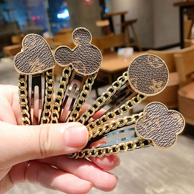 Vintage Classic Designer Hair Clips Mickey Heart Shapes Leather Printed with Metal Chain Edges Retro Style Side BB Clips Elegant Hair Accessories
