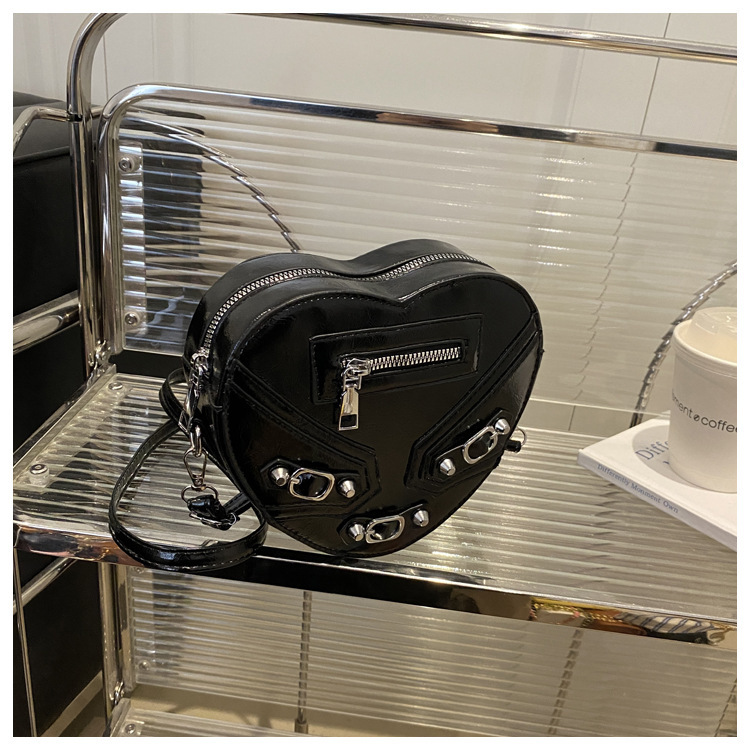 Summer new women's crossbody bag, women's new heart-shaped bag, personalized niche design, casual fashion handbag, new women's shoulder