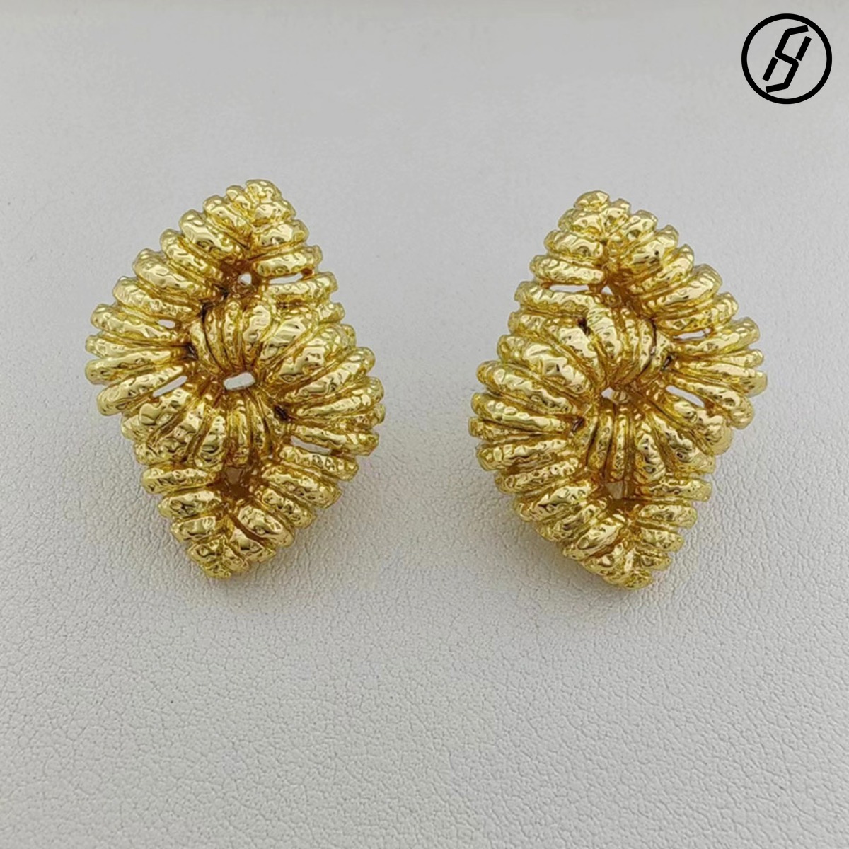 Gold Lava Ring European and American Luxury Niche Fashion Exquisite Personalized Vacuum Copper Gold-plated Retro Bracelet Designer Women's Jewelr