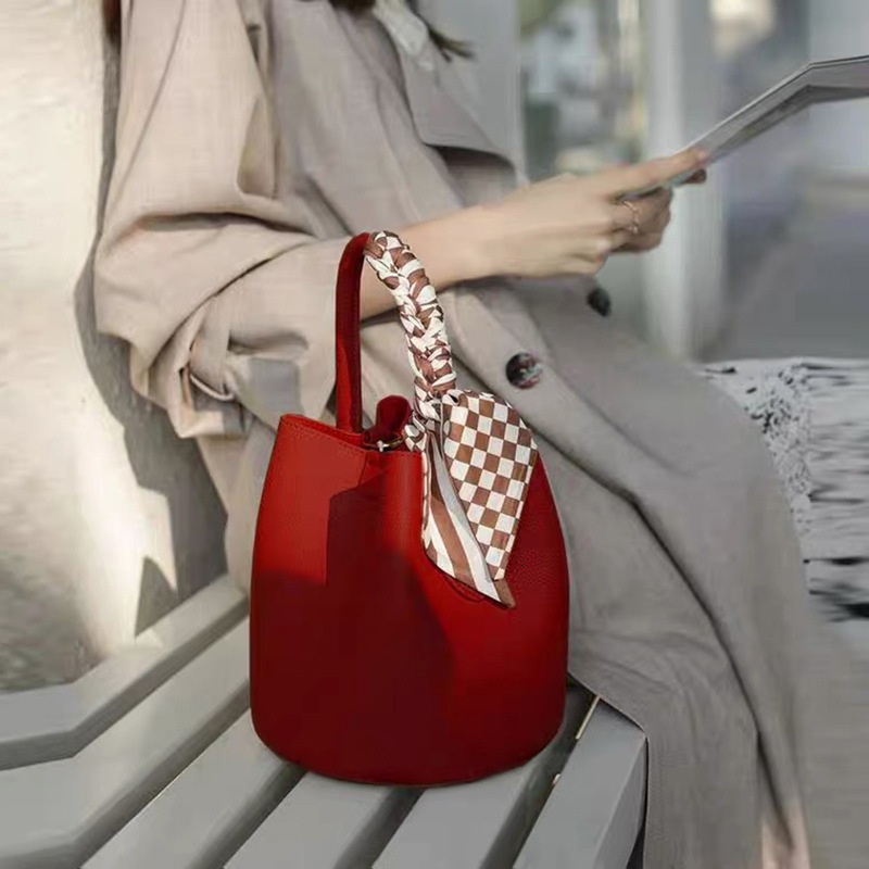 Summer new women's crossbody bag large capacity bucket bag new niche design women's red wedding bag summer new women's shoulder bag new
