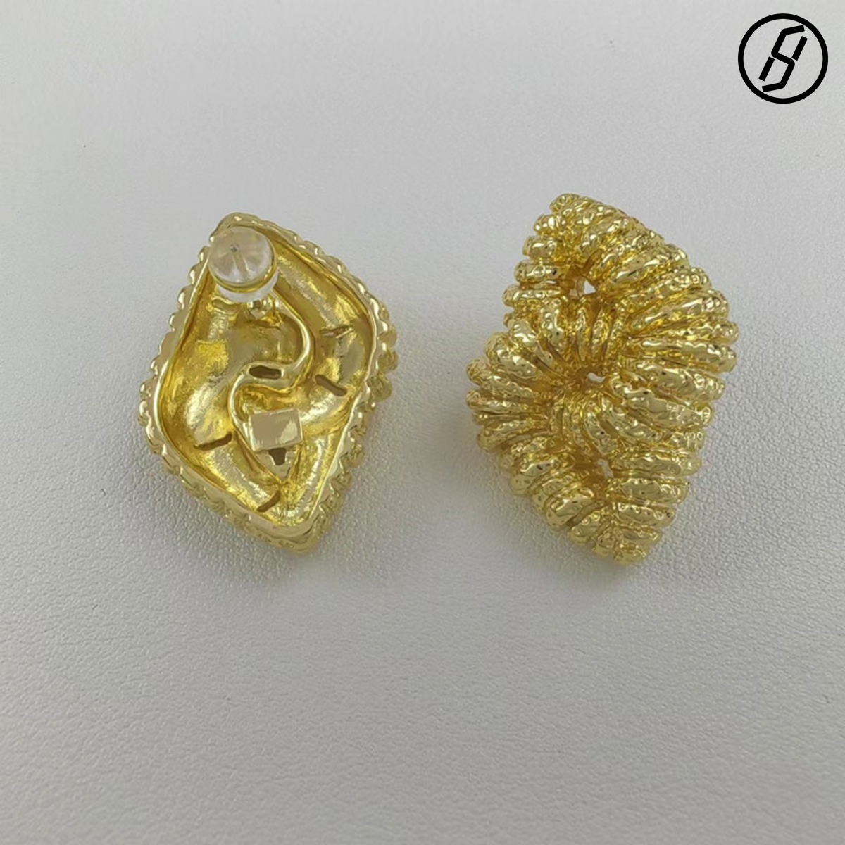 Gold Lava Ring European and American Luxury Niche Fashion Exquisite Personalized Vacuum Copper Gold-plated Retro Bracelet Designer Women's Jewelr