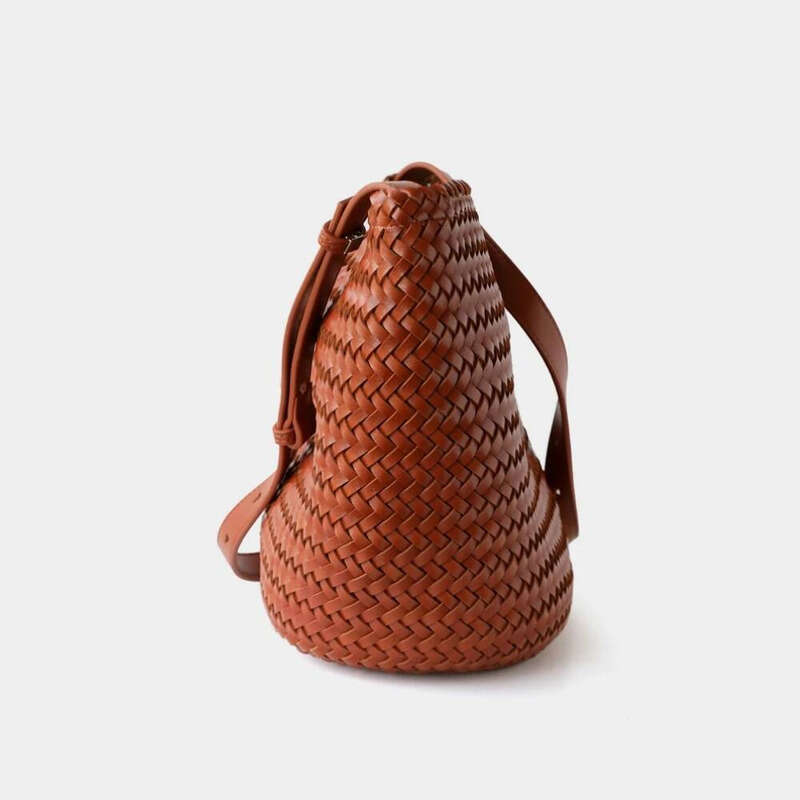 2025 Woven Women Designer Bags Niche Casual Bucket Bag Handmade French Retro PU Material Shulder Handbag
