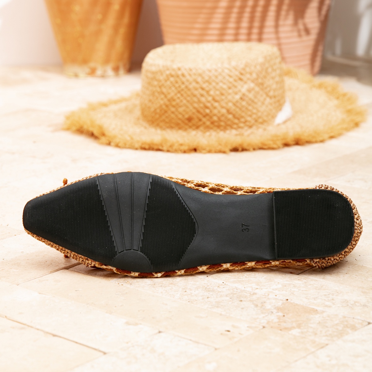 women's flat shoe A new vacation-style woven breathable bow decoration, a comfortable and elegant with a shallow opening and a small square toe