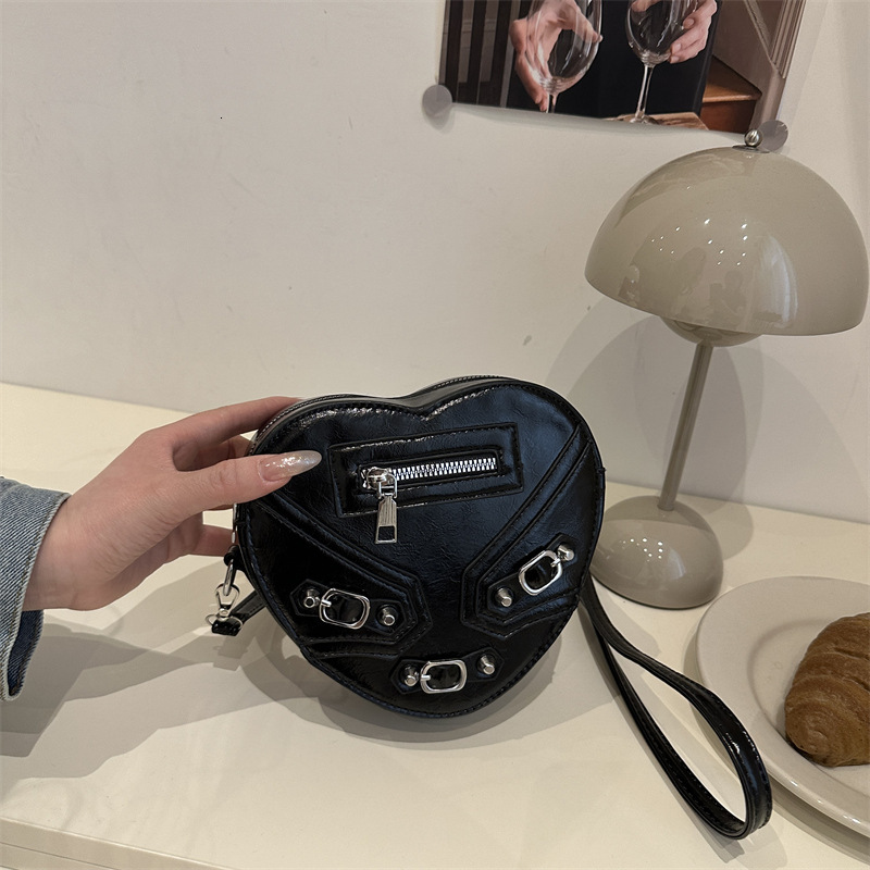 Summer new women's crossbody bag, women's new heart-shaped bag, personalized niche design, casual fashion handbag, new women's shoulder