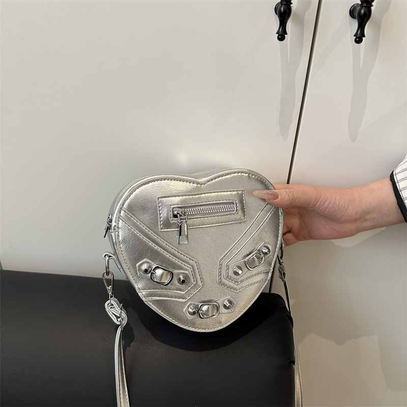Summer new women's crossbody bag, women's new heart-shaped bag, personalized niche design, casual fashion handbag, new women's shoulder
