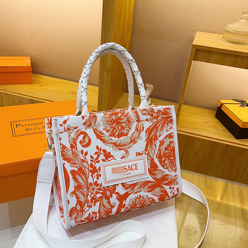 Designer Fashion Shoulder 2025 New Monogram Embroidered Letter Tote Versatile Commuter Handbag Crossbody Light Luxury Women's Bag