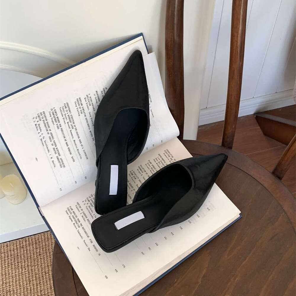 Designer 2025 Spring New Low Heel Mules Closed Half Slippers Outdoor Wear High-end Korean Style Pointed Toe Casual Shoes