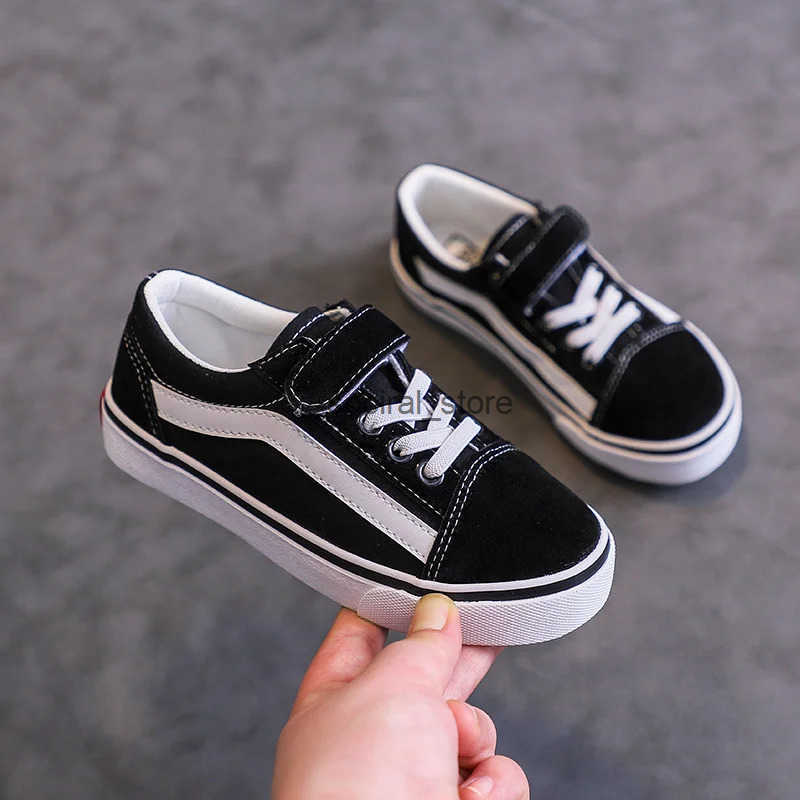 Children Canvas Shoes Soft Bottom Non-slip Board Shoes Boys and Girls Four Seasons Black and White with Velcro Canvas Shoes Q250724