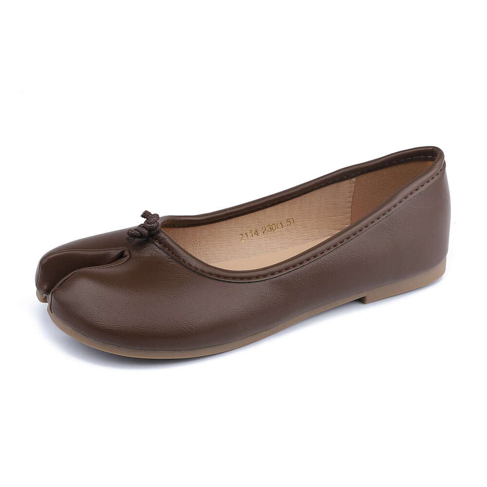 Autumn Pig's Hoof Split Toe Casual Style Outdoor Wear High-End Comfort Soft Leather Flat Shoes for Women 2025 New Model