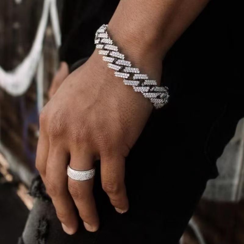 Cuban chain 10mm wide necklace, set with moissanite. Fashion brand accessory. Designed by a designer. Suitable for daily wear. Tested and qualified.