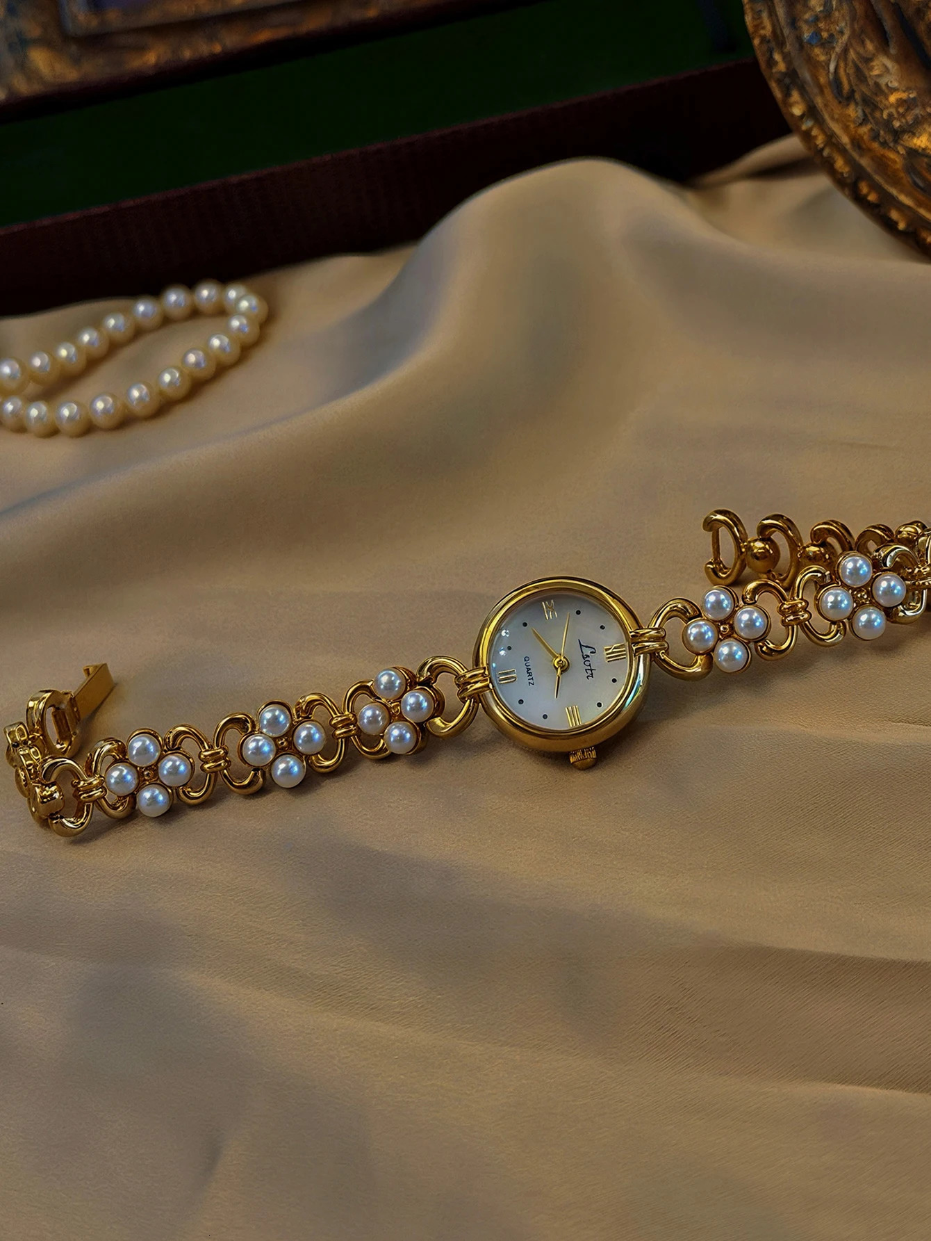 1 Golden French Classy Pearl Inlaid Accessible Retro Elegant Elegant Fashion Womens Watch Round Pearl Mother Dial 30m Waterproof Suitable for Daily We