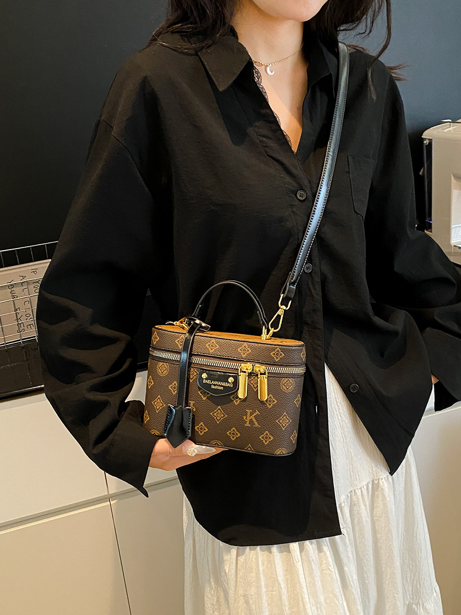 2025 Free shipping designer bags for womens Shoulder bags brown black New high-end retro box chain small square bag, fashionable and versatile crossbo
