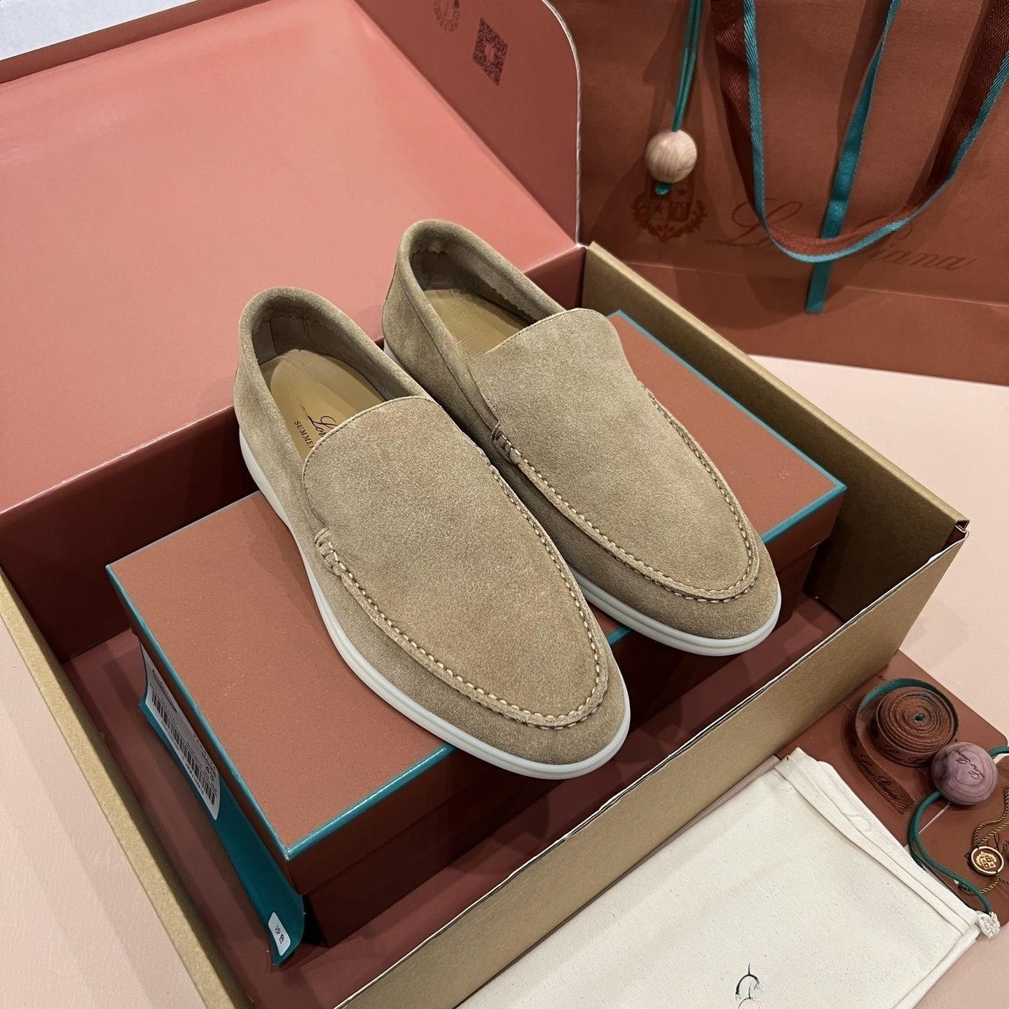 Unisex Classic Leather Loafers - Flat Comfortable Slip-On Casual Shoes for Men Women, Timeless Minimalist Design P30D50