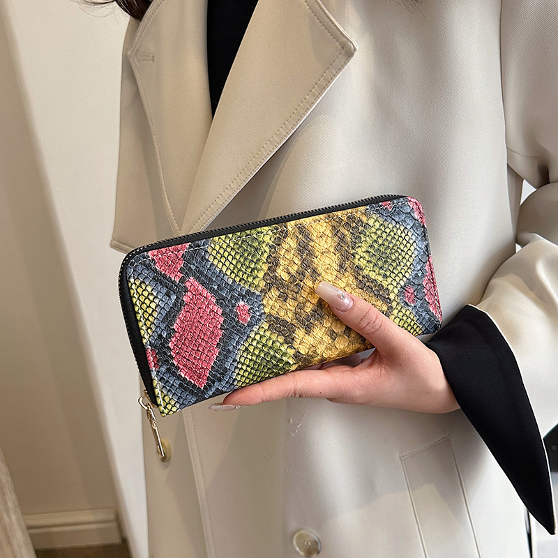 Free Shipping 2025 Designer Bag New Women's Wallet European And American Retro Single Zipper Wallet Snake Pattern Fashion Large Capacity Slot Coi