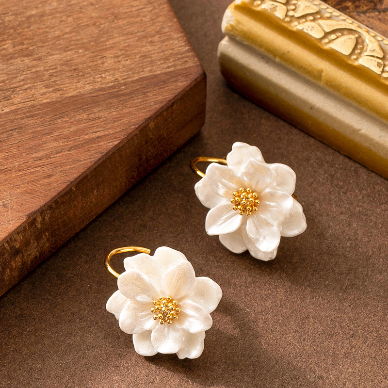French New Elegant Camellia Earrings for Women High-end Cute Niche Vacation Style Versatile Ear Jewelry