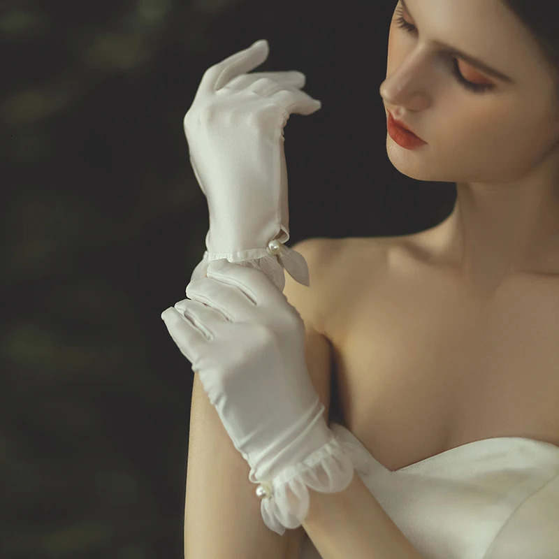 WG024 Elegant White Satin / Tulle Wrist Short Wedding Bridal Gloves Ruffle Edge Finger Bridesmaid Handmade Handschuh 250722