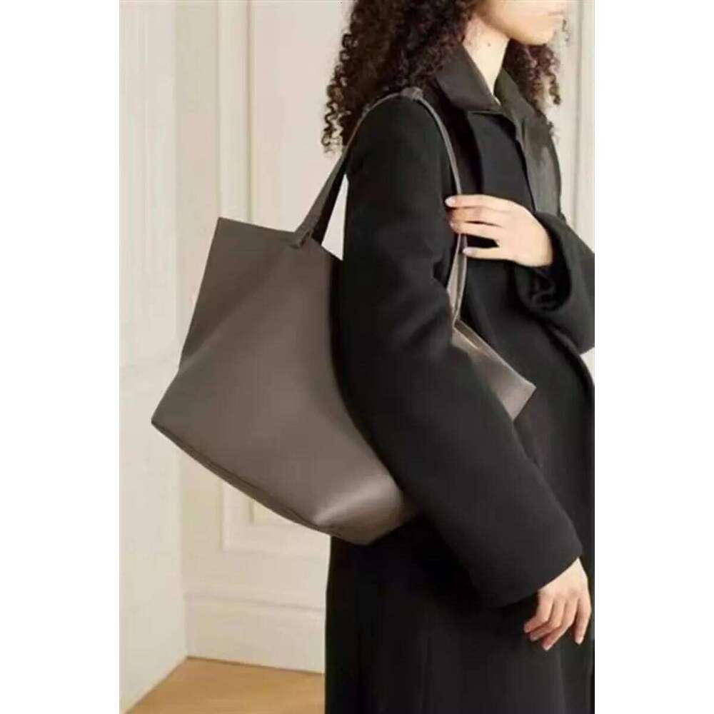 2025 new large high-capacity bucket commuting mom bag, single-shoulder tote bag