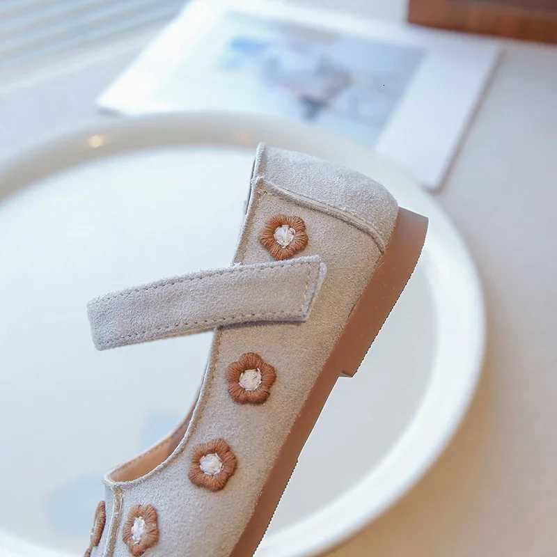 2025 New Girls Leather Shoes Elegant Fashion Kids Princess Shoes Soft Sole Non-slip Children Flats Embroidered Flowers Sweet XJ250724
