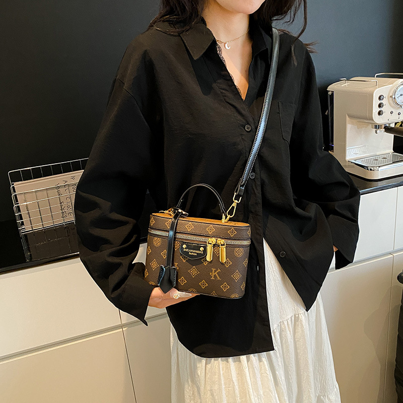 2025 Free shipping designer bags for womens Shoulder bags brown black New high-end retro box chain small square bag, fashionable and versatile crossbo