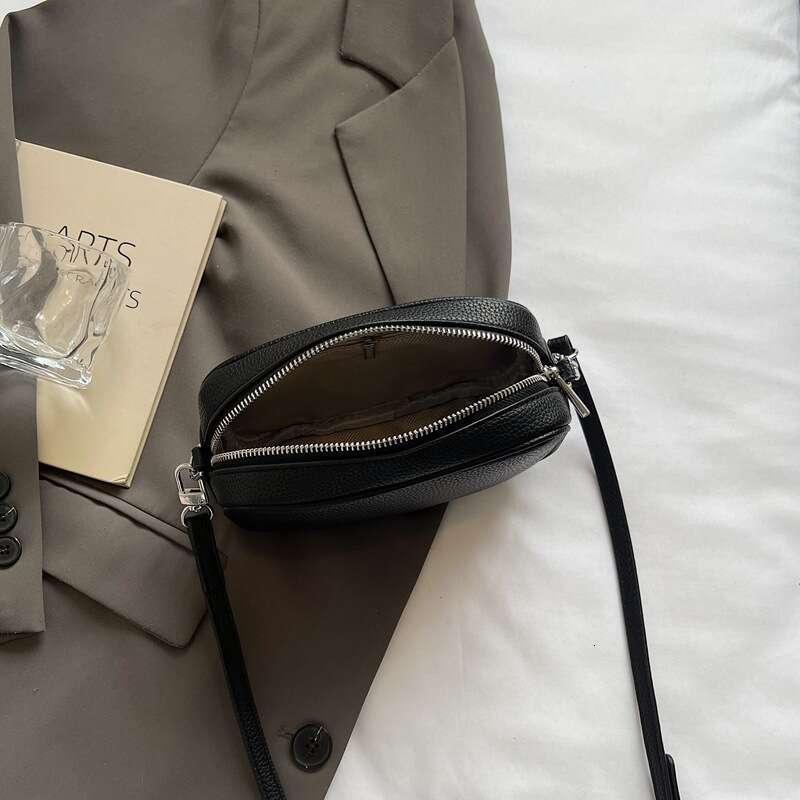New Women's Simple Fashion Solid Color Small Square Commuter Fashionable High-end Single Shoulder Crossbody Bag