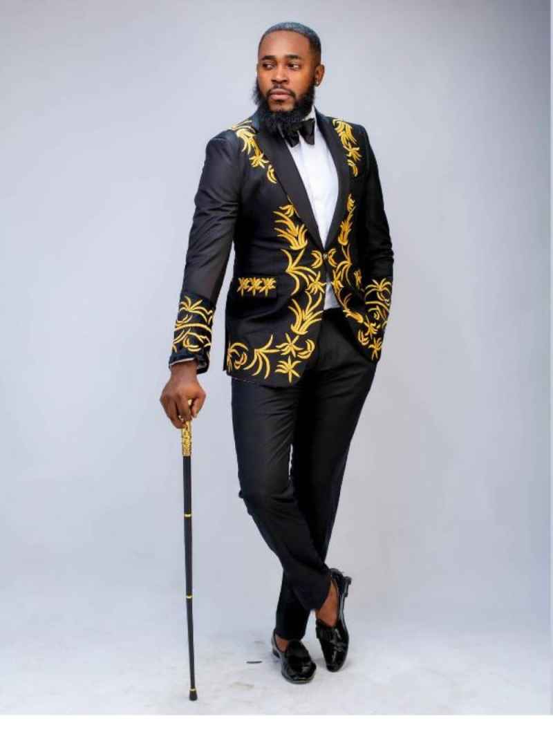 Gentleman Tuxedos Gold Appliques 2 Pieces Groom Wear Mens Banquet Birthday Party Formal Wear Customized