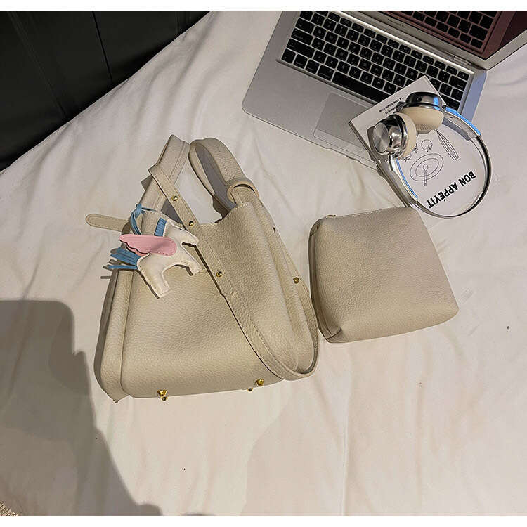 Handheld Bucket for Women 2025 New Casual Commuter Crossbody Stylish Simple Basket Bag