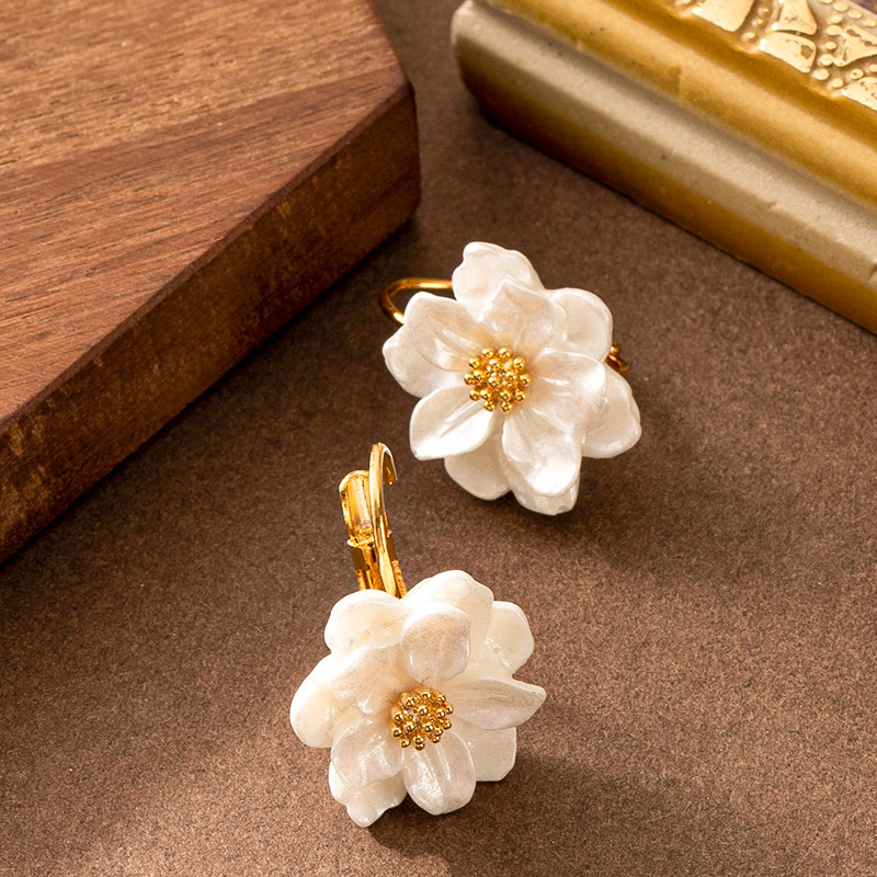 French New Elegant Camellia Earrings for Women High-end Cute Niche Vacation Style Versatile Ear Jewelry