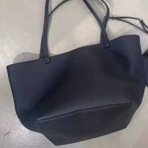 2025 new large high-capacity bucket commuting mom bag, single-shoulder tote bag