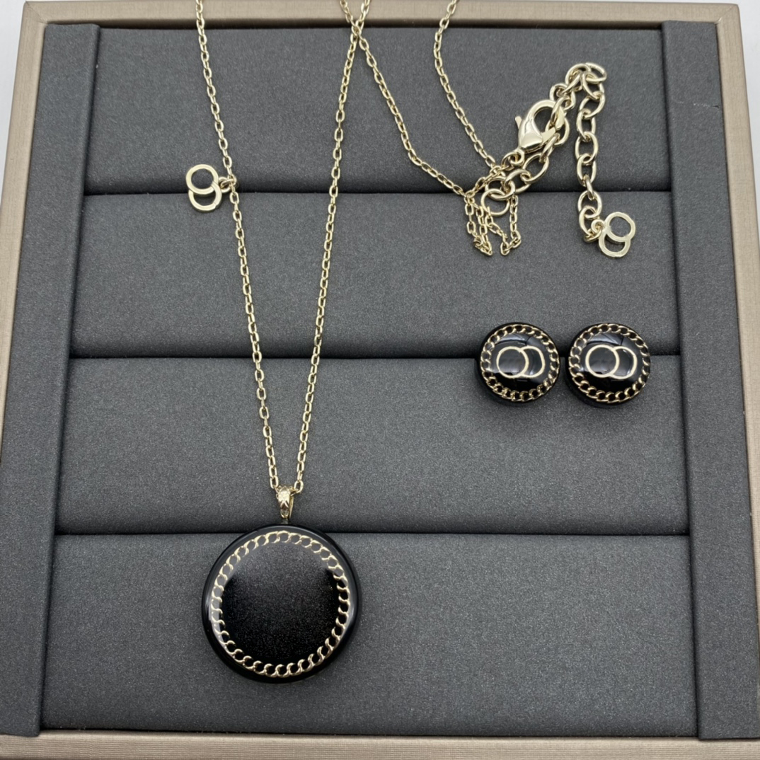 The black round pendant necklace is a fashionable and classic letter round necklace. It is a perfect birthday gift for jewelry parties by designers