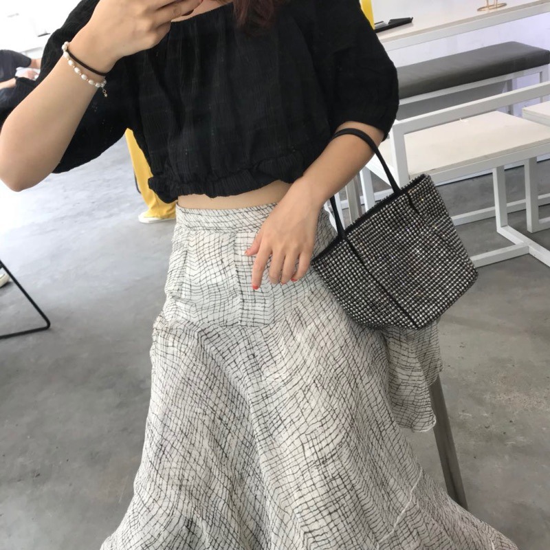 Chic Portable Dinner Party Handbag for Ladies Featuring Glittering Accents