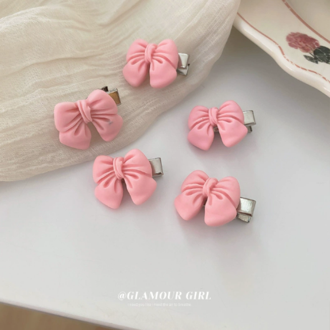 The forest-themed camellia flower style one-shoulder clip is fresh sweet artistic and retro versatile hair accessory for women