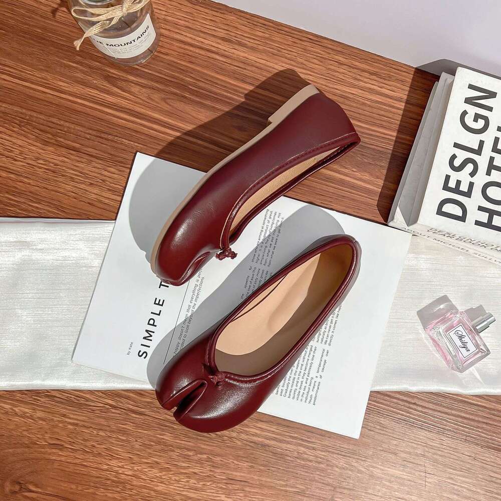 Autumn Pig's Hoof Split Toe Casual Style Outdoor Wear High-End Comfort Soft Leather Flat Shoes for Women 2025 New Model