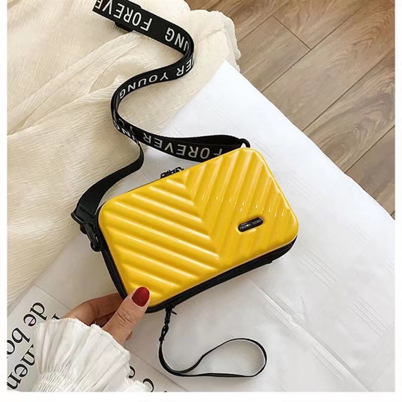 Free Shipping Designer Luxury New Trendy Hard Shell V Pattern Fashion Mini Storage Bag Single Shoulder Crossbody Travel Multifunctional Women's M