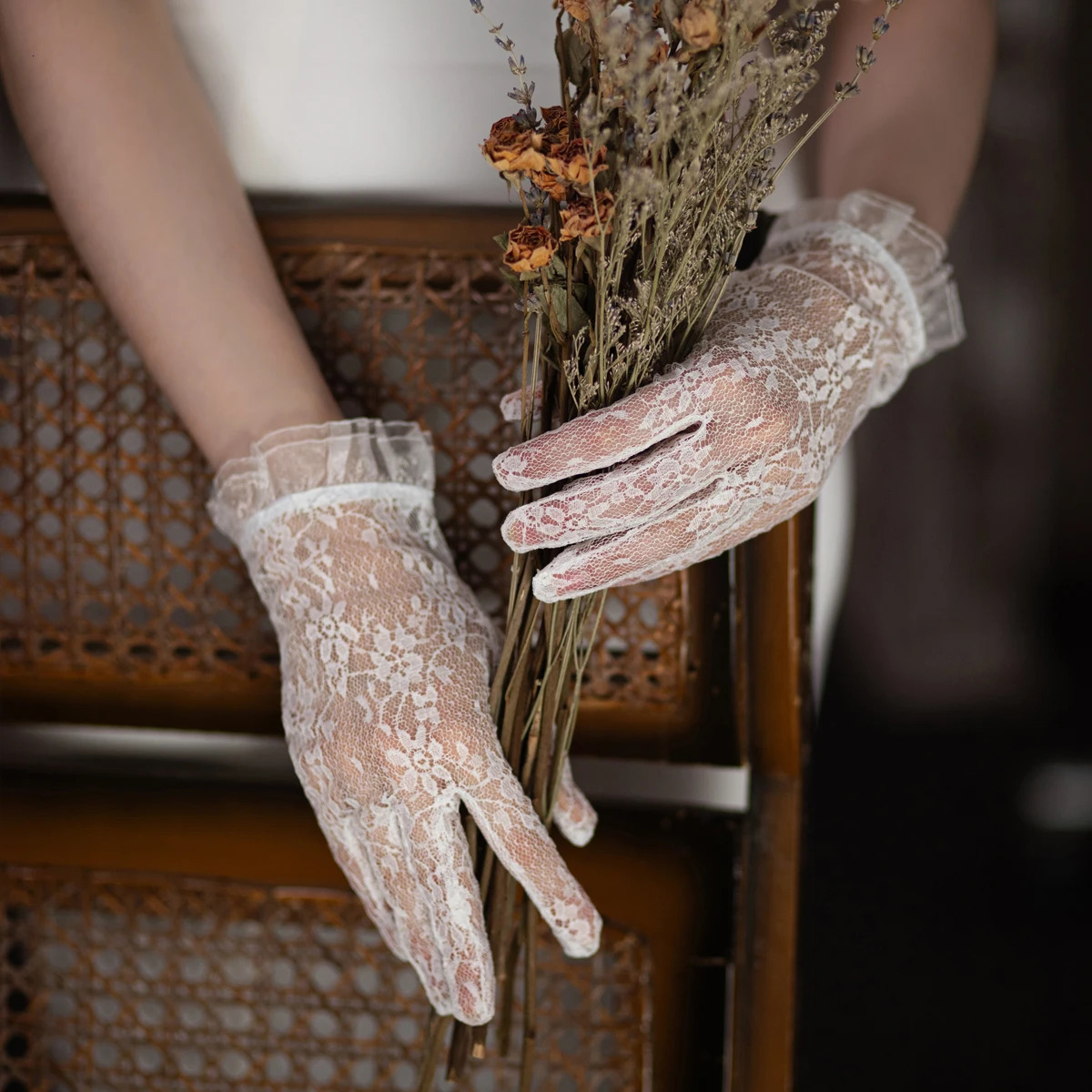 WG093 Vintage Wedding Bridal Gloves Lace Ruffled Edge White Short Wrist Bride Bridesmaid Handschuh Pageant Prom Handmade Gloves 250722